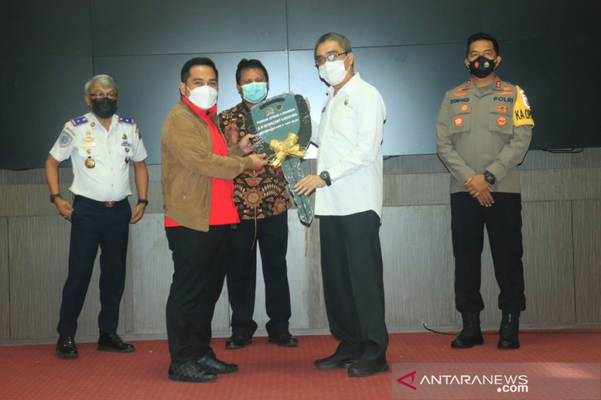 Banjarbaru receives a school bus from Transportation Ministry