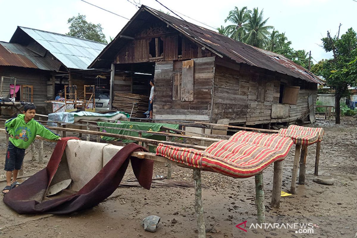 Warga terdampak banjir di Solok kesulitan air bersih