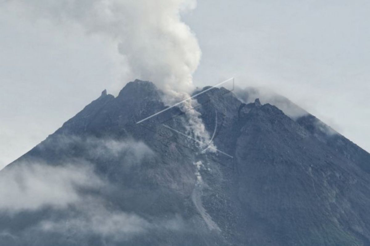 Gunung Merapi mengeluarkan tiga kali guguran lava pijar sejauh 400-500 meter