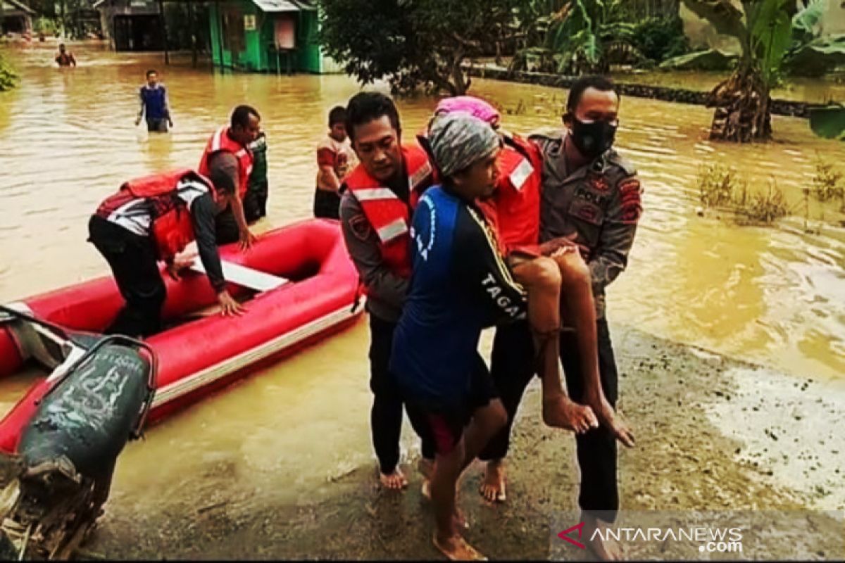 Polres Banjar turunkan tim evakuasi warga terdampak banjir di Pengaron