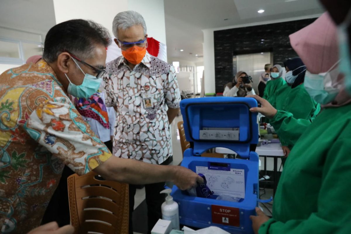 Pastikan siap vaksinasi, Ganjar keliling faskes di Semarang