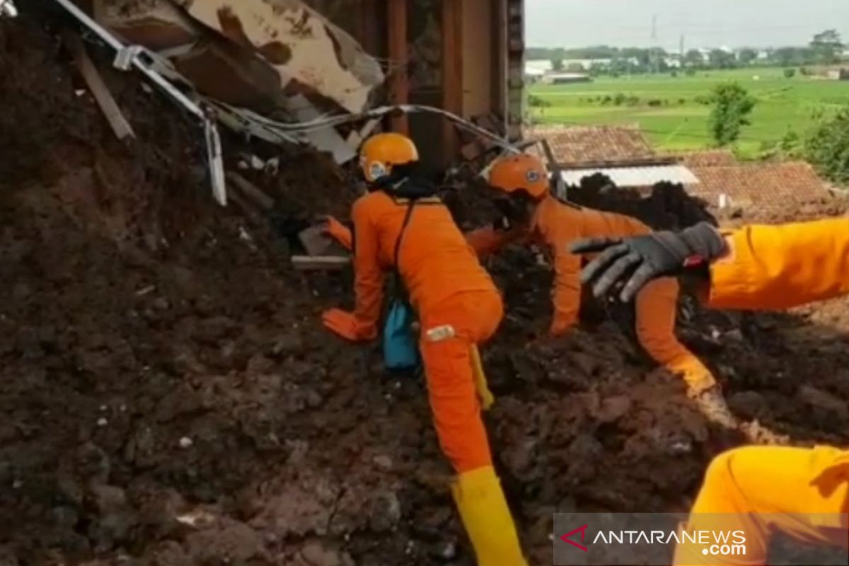Tim SAR evakuasi satu korban, 17 orang tewas dalam longsor Sumedang