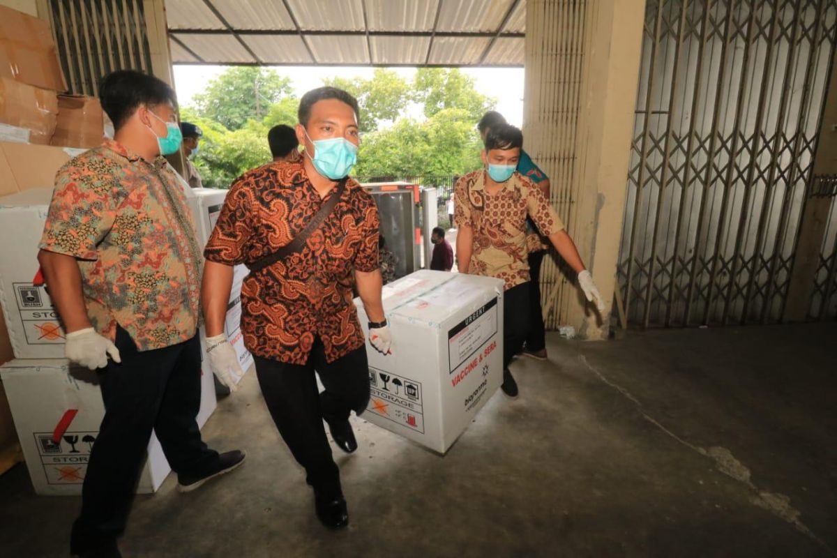 Sebanyak 33.023 tenaga kesehatan di Surabaya masuk daftar vaksinasi COVID-19