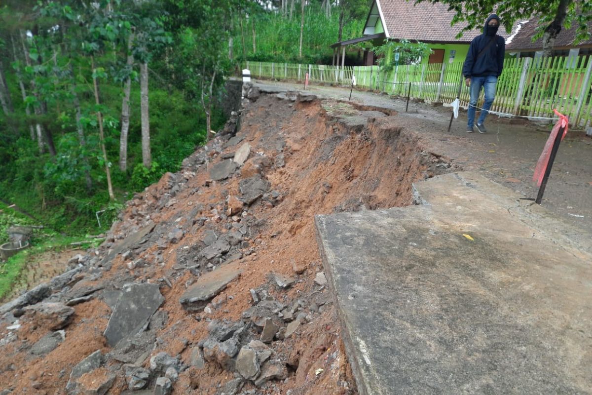 Hujan deras akibatkan jalan amblas terseret longsor di Trenggalek