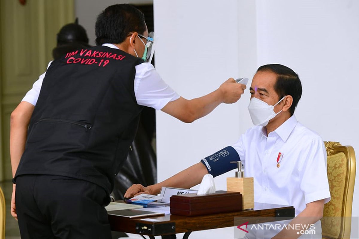 Sejumlah pertanyaan yang diajukan ke Jokowi sebelum divaksin