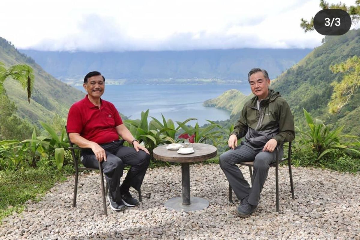 Pandjaitan invites Chinese Foreign Minister to Lake Toba
