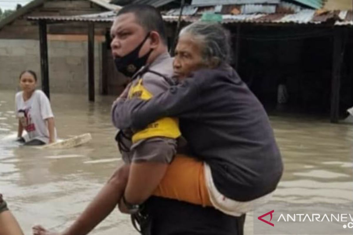 Tim gabungan evakuasi puluhan orang korban banjir di Bangka (Video)