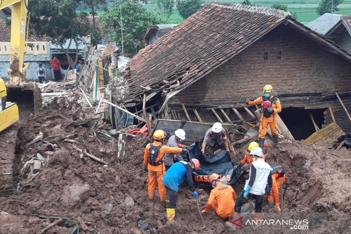 Tim SAR menemukan lima korban, 21 orang meninggal dalam longsor Sumedang