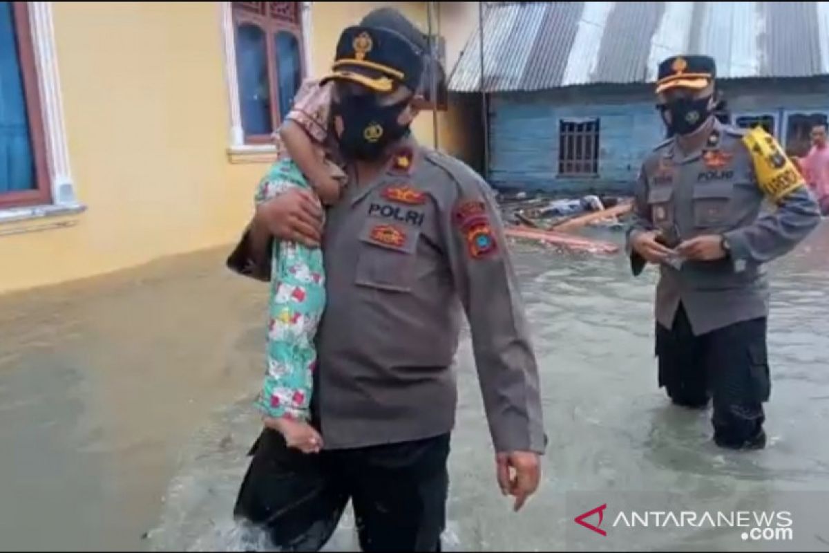 Polres Bangka terjunkan puluhan personel bantu korban banjir (Video)