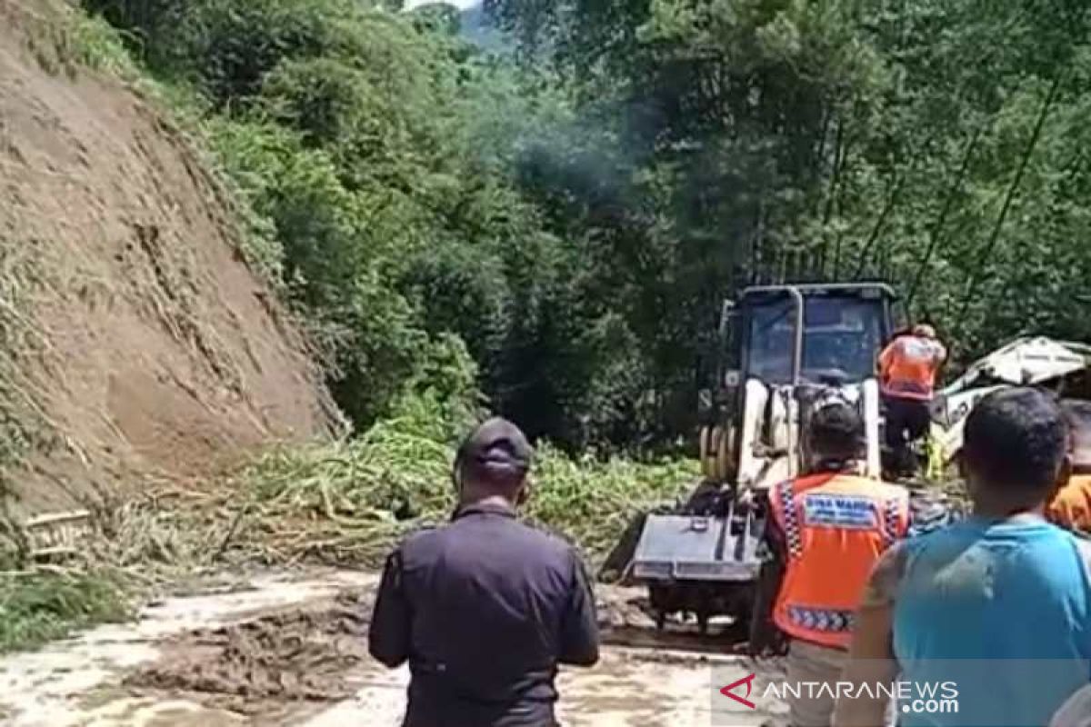 Seorang pengendara motor tewas tertimpa longsor di  Sawangan