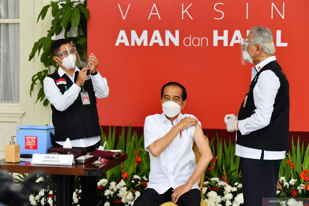 Vaksin berhasil disuntikan ke Presiden Jokowi tanpa rasa sakit