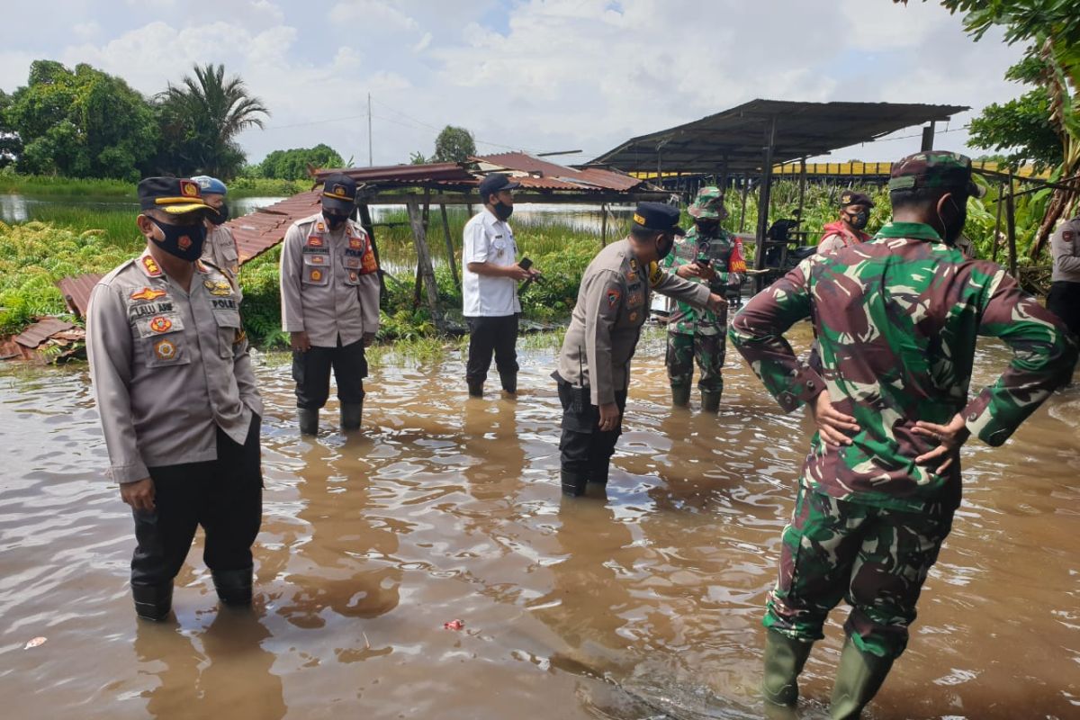 Kapolres Batola tinjau dua kecamatan terdampak banjir