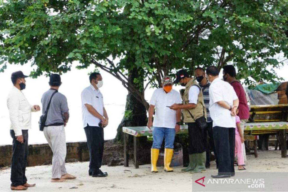 Walikota Pangkalpinang tinjau kawasan Pantai Pasir Padi terkena banjir Rob