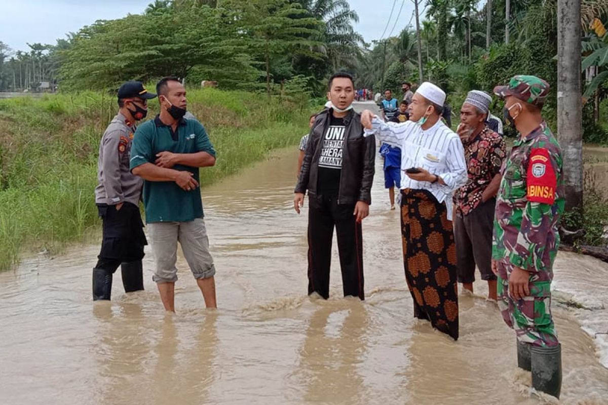 Bupati Aceh Tamiang cek tanggul jebol di kampung pesisir