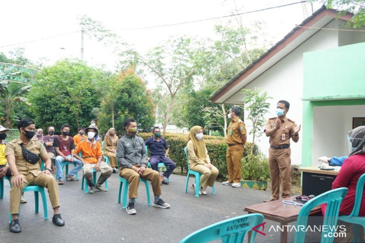 Tes kesehatan gratis bagi karyawan dan tenaga kebersihan TPA Batu Merah