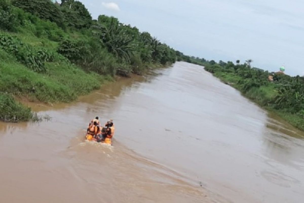 Pencarian orang hanyut di Sungai Nalumsari Jepara terus dilanjutkan