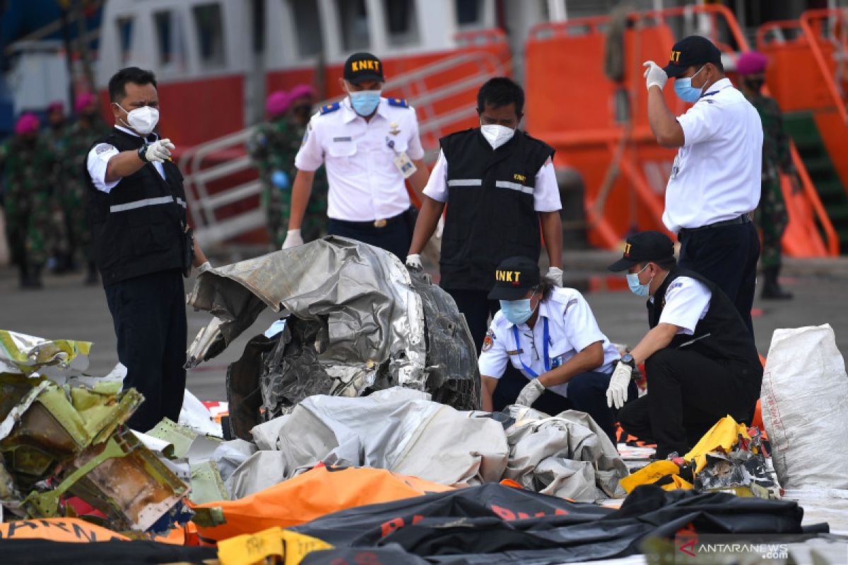 KNKT downloads data from black box of crashed SJ 182