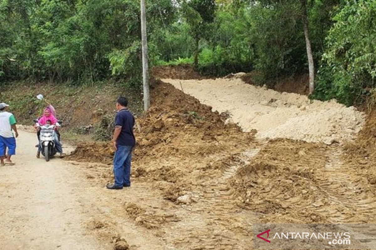 Pemkab Bangkalan perbaiki jalan ambles penghubung tiga kecamatan