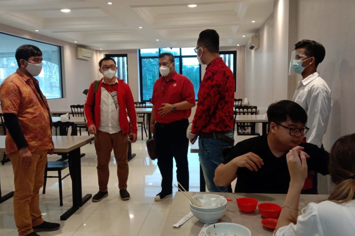 Pemkot Surabaya diminta dampingi tempat-tempat usaha jalankan PPKM