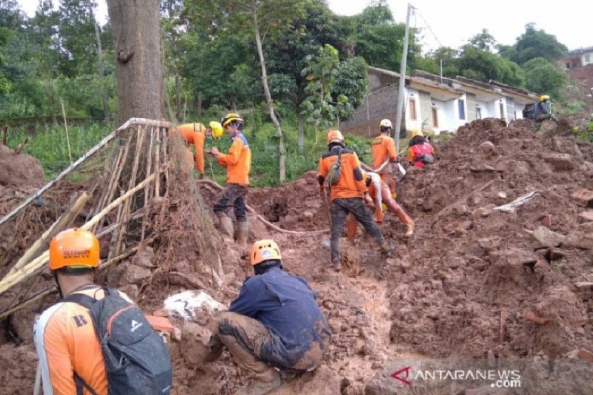 Hari keempat, Tim SAR lanjutkan cari 24 orang hilang dalam longsor Sumedang