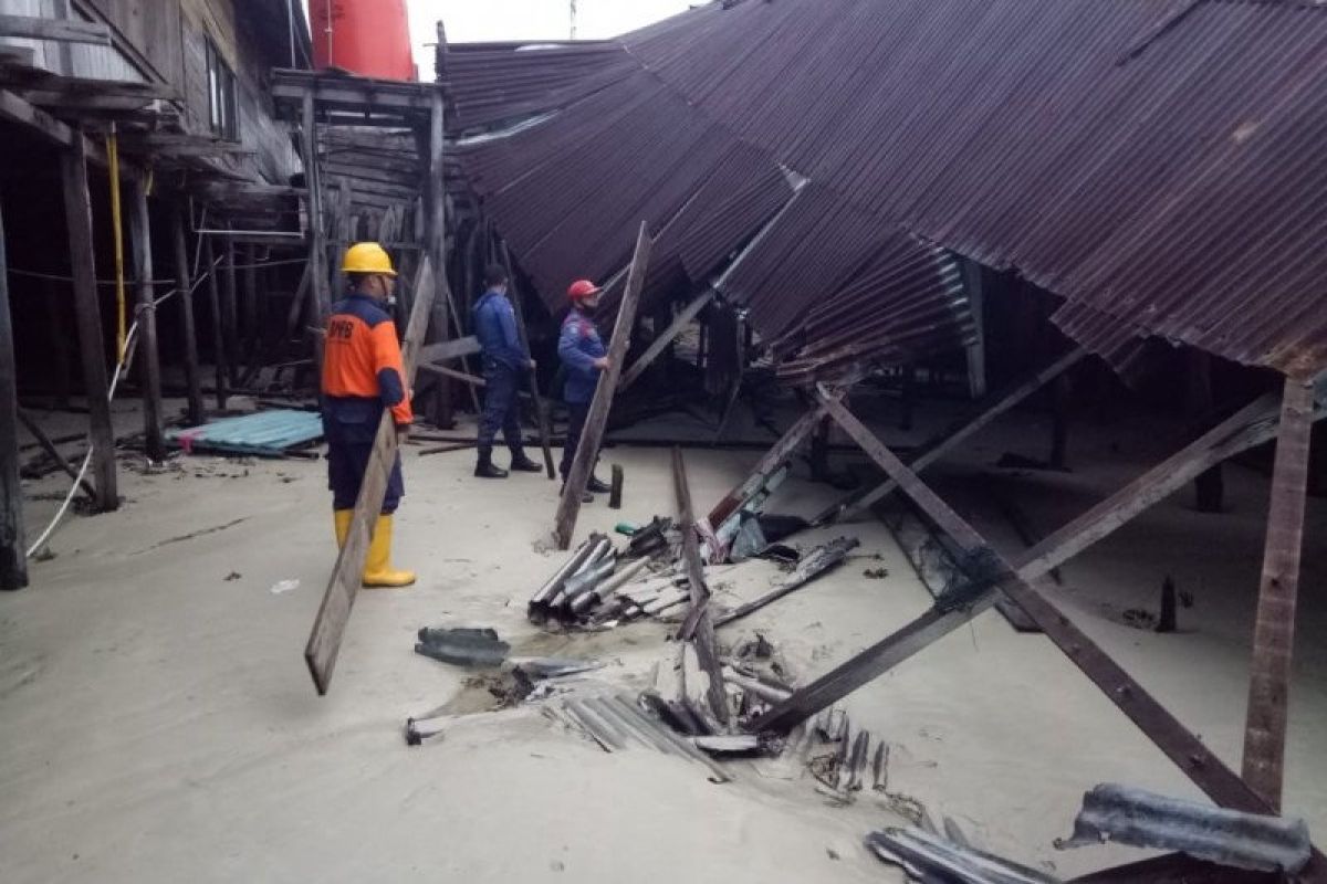 Dua unit rumah warga di kawasan pesisir Natuna roboh dihantam ombak tinggi