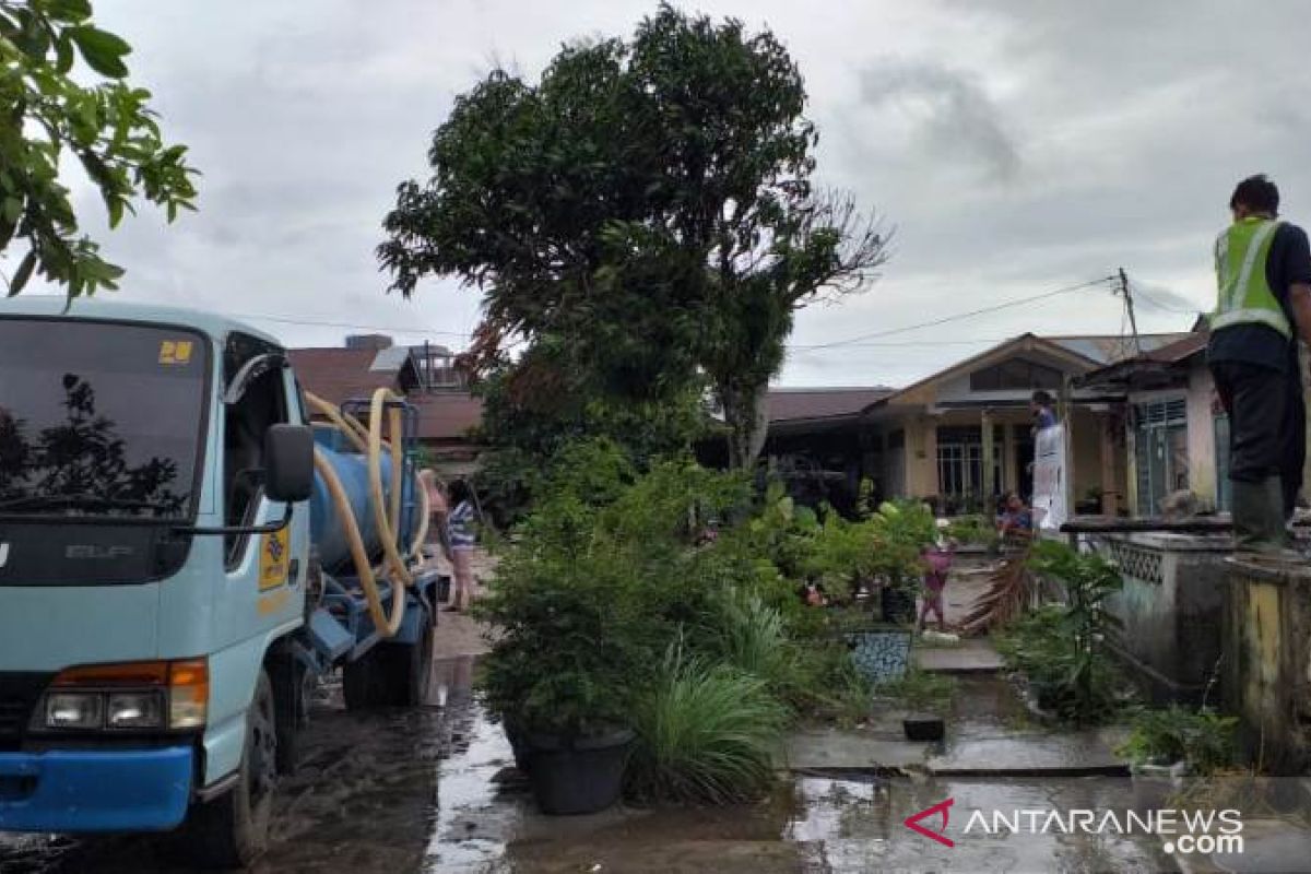 PDAM Belitung distribusikan air bersih untuk warga terdampak banjir