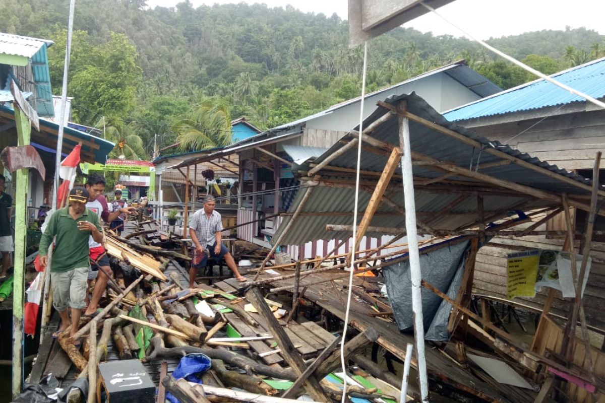 Dampak gelombang besar di Pulau Lemukutan