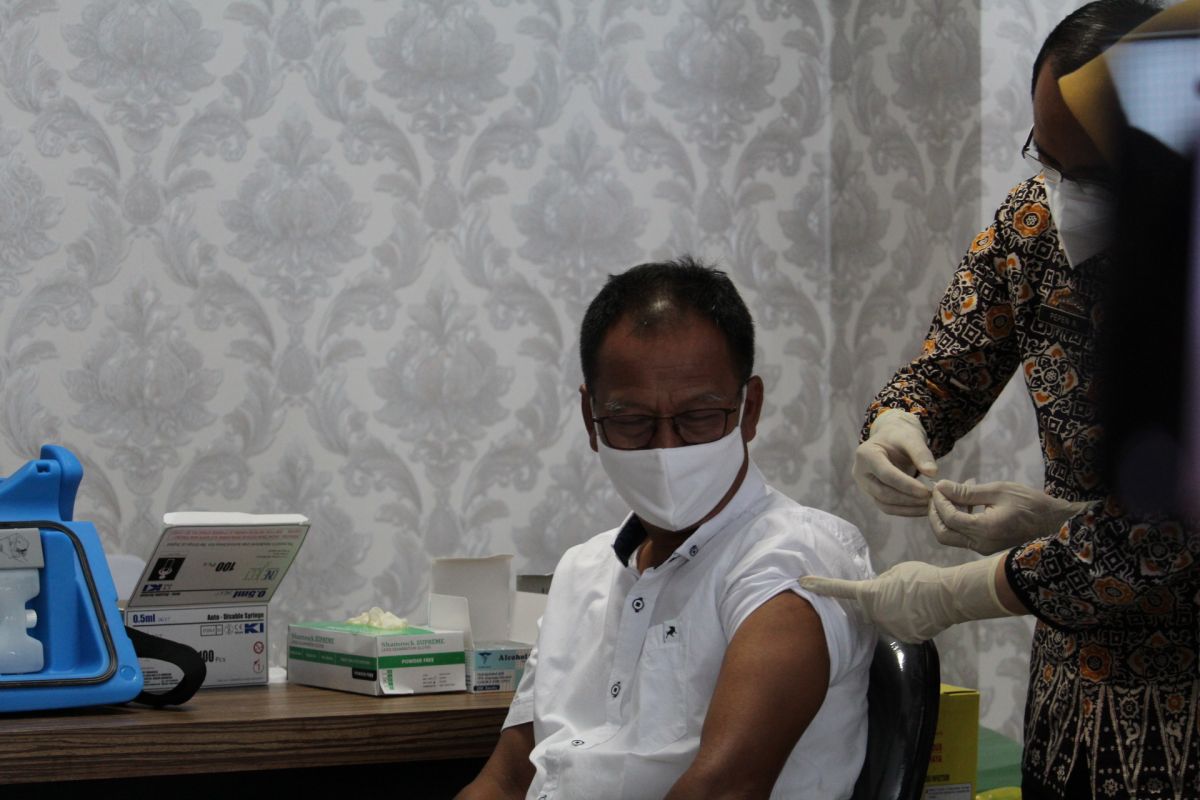 Ketua DPRD Lampung terima vaksinasi pertama di Lampung