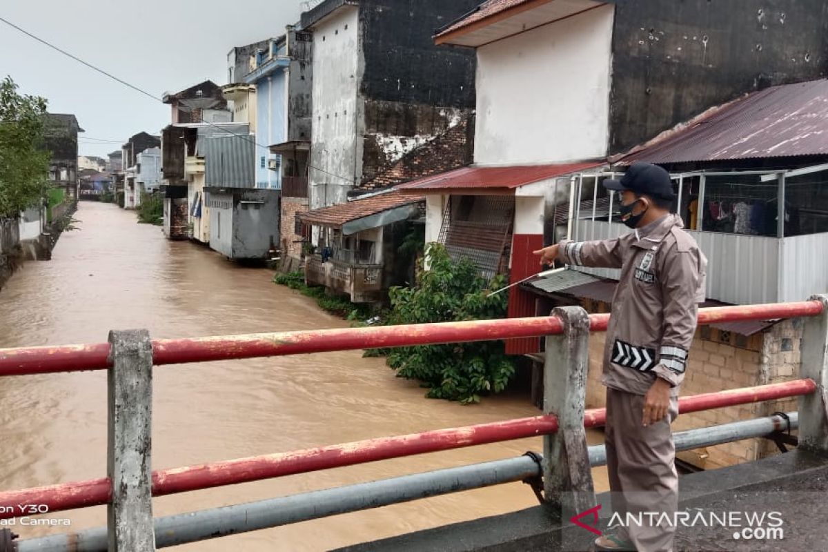 Polisi Bangka Barat pantau lokasi rawan banjir