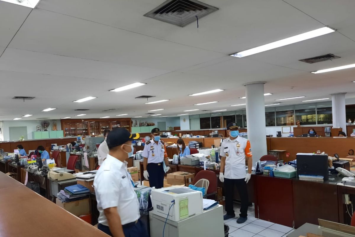 Jakarta Barat ingatkan disiplin protokol kesehatan pekerja saat PPKM