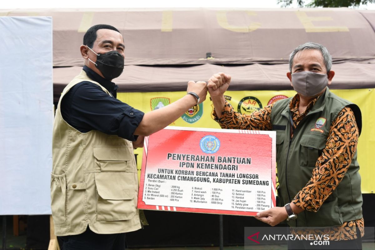 Rektor IPDN Hadi Prabowo memberikan bantuan korban bencana longsor Sumedang