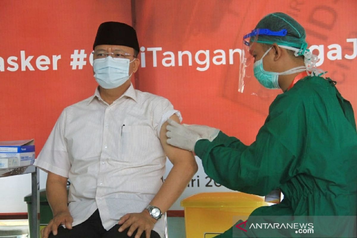 Gubernur Rohidin jadi orang pertama divaksin COVID-19 di Bengkulu