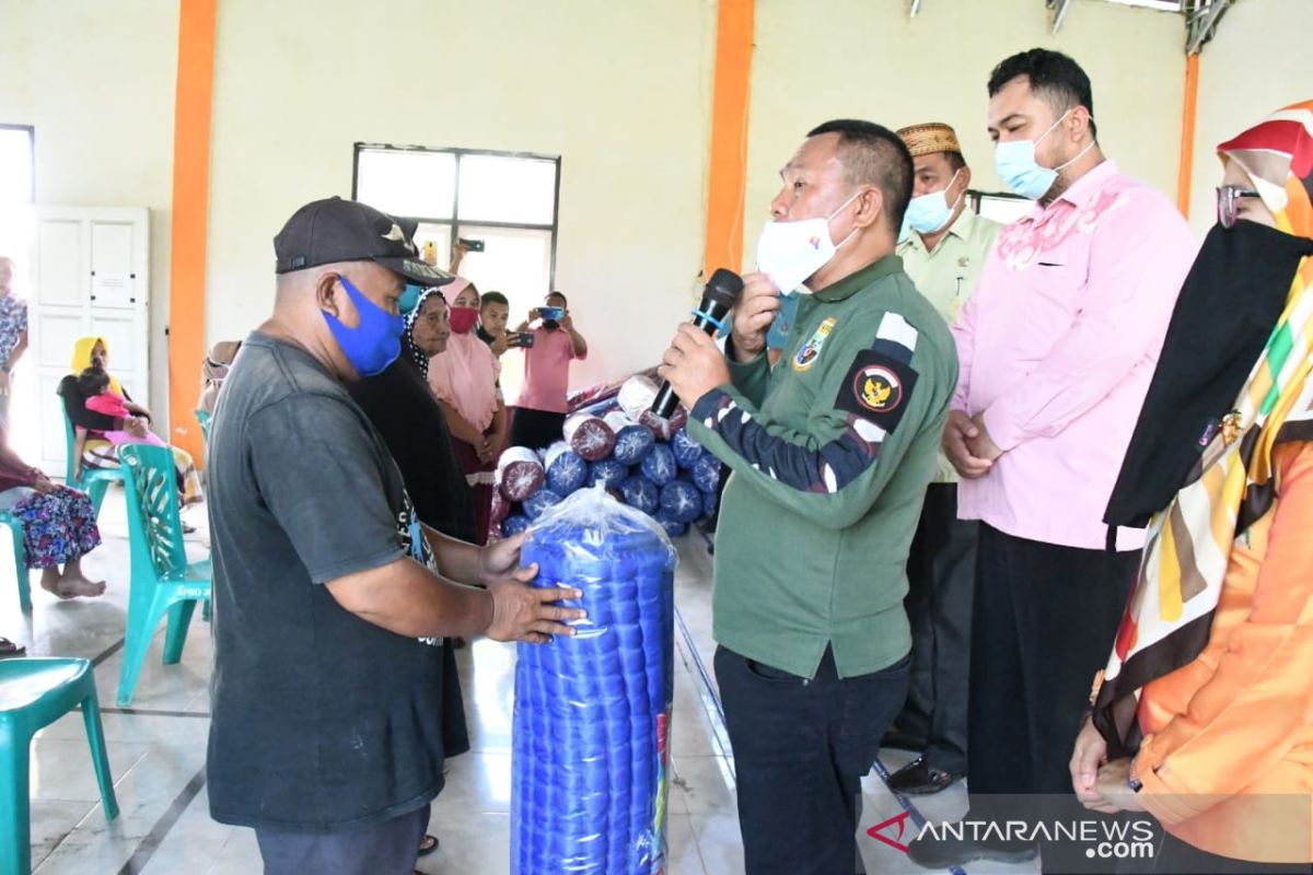 Sekda Gorontalo Utara santuni warga terdampak banjir Monano