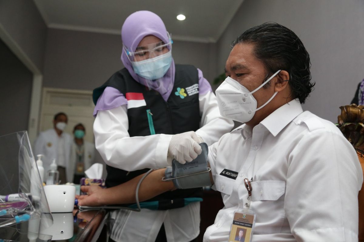 Pejabat dan bupati/wali kota  di Banten  awali vaksinasi COVID-19