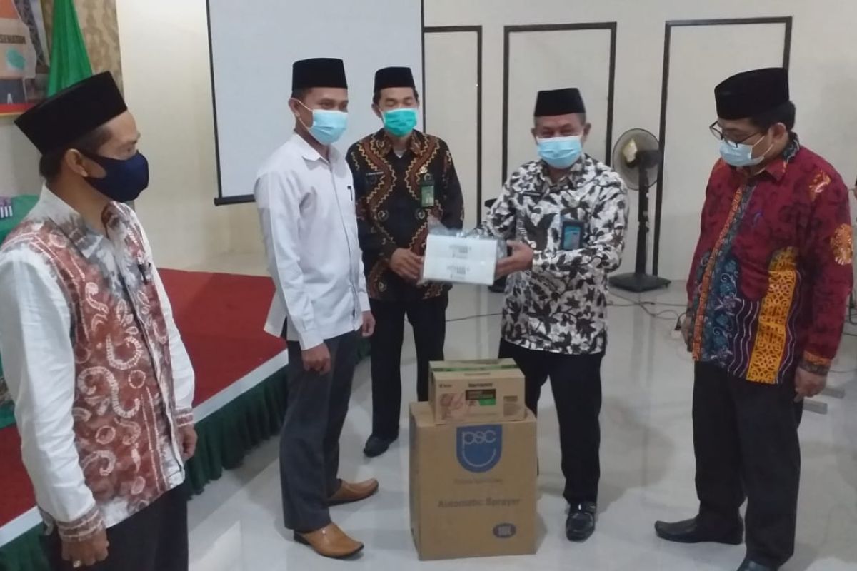 Kementerian Agama berikan bantuan Alkes dan APD bagi pesantren