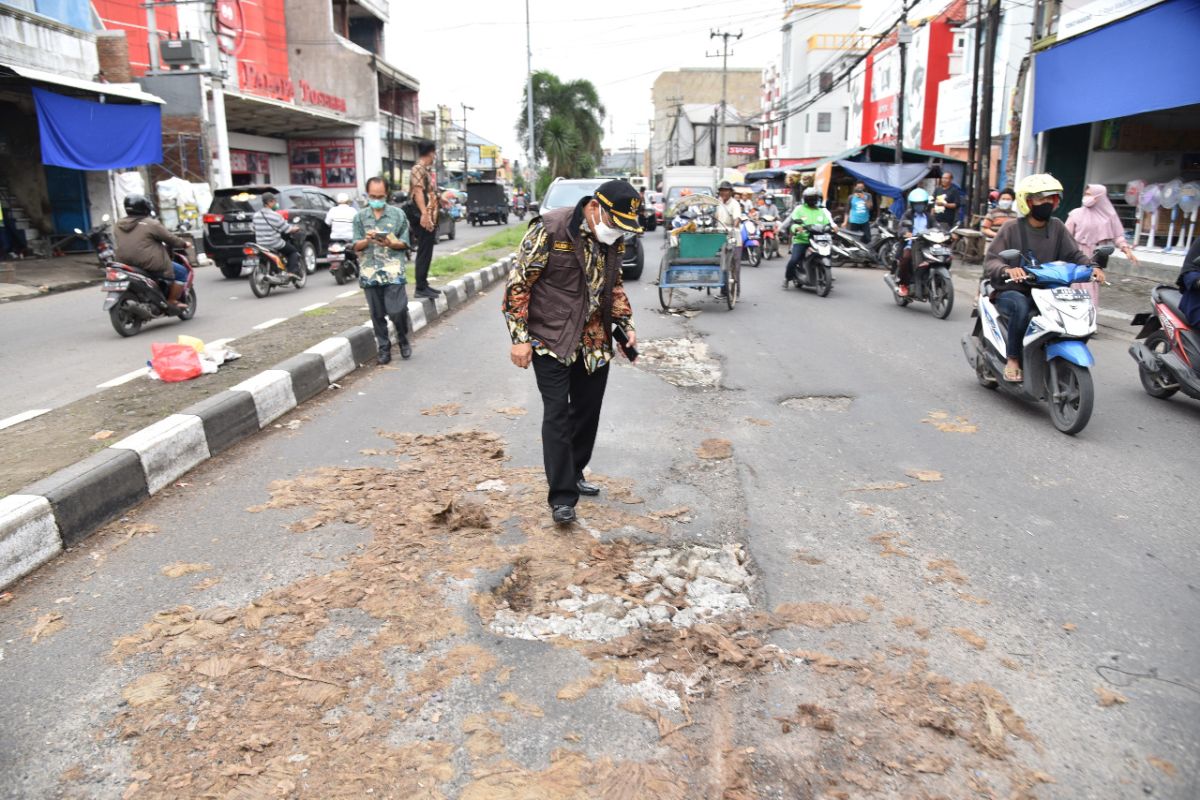 Jalan rusak tak segera diperbaiki, penjabat bupati Sidoarjo ancam ganti kadis PU