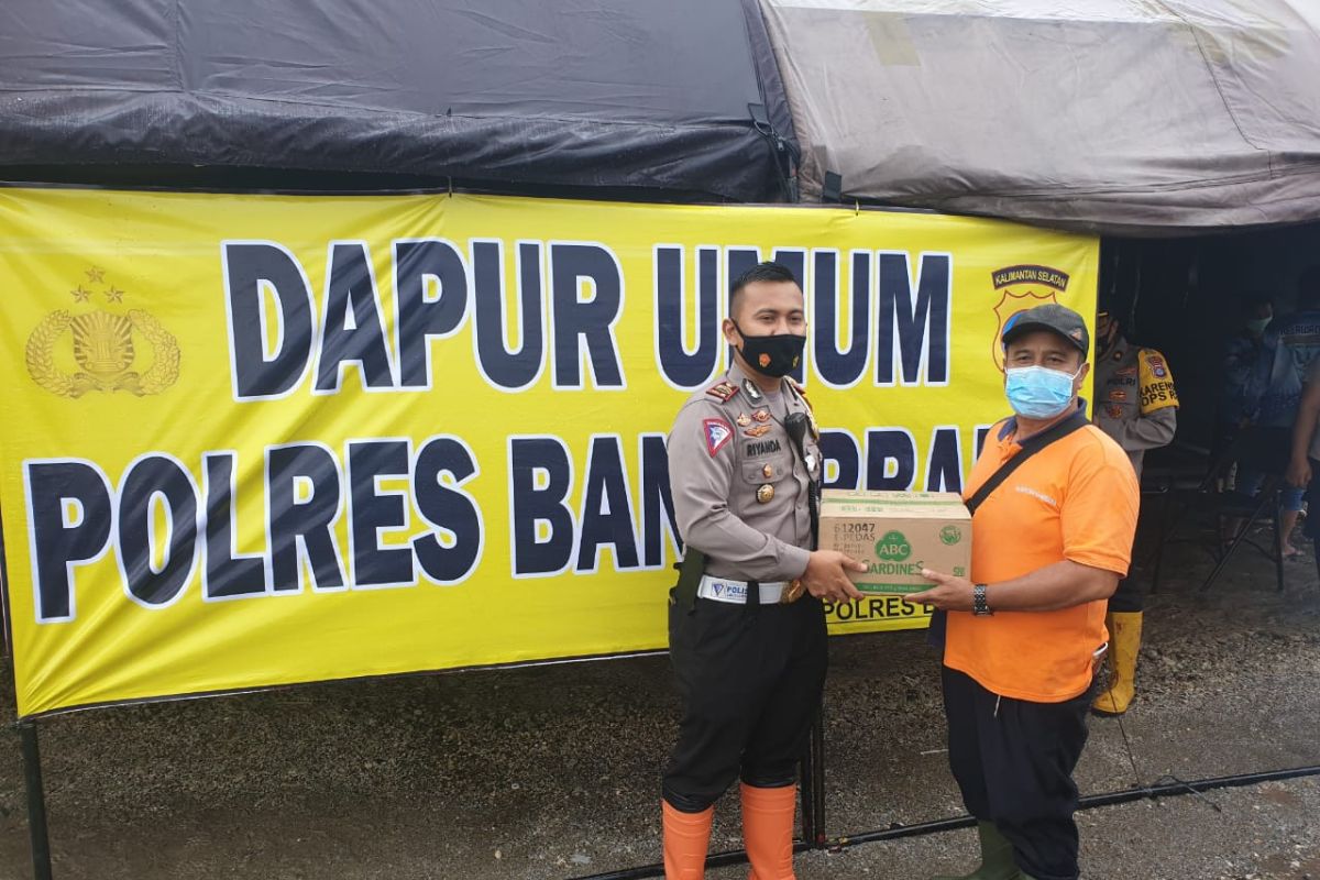 Dirlantas Polda Kalsel bantu korban banjir di Pembataan Banjarbaru