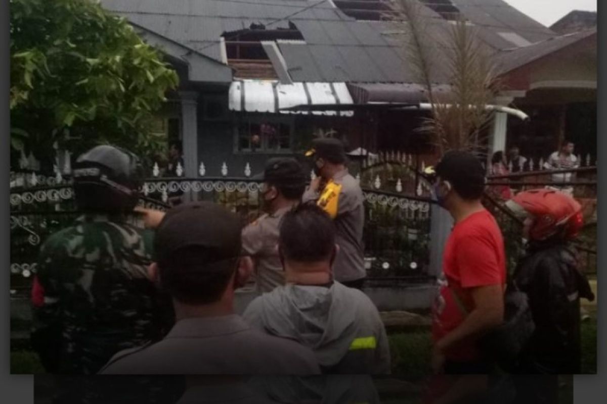 Belasan rumah rusak kena angin puting beliung di Tebing Tinggi