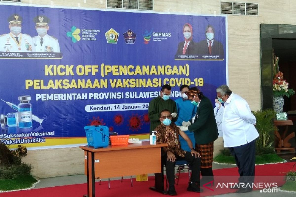 Rektor UHO Kendari, orang pertama disuntik vaksin COVID-19 di Sultra