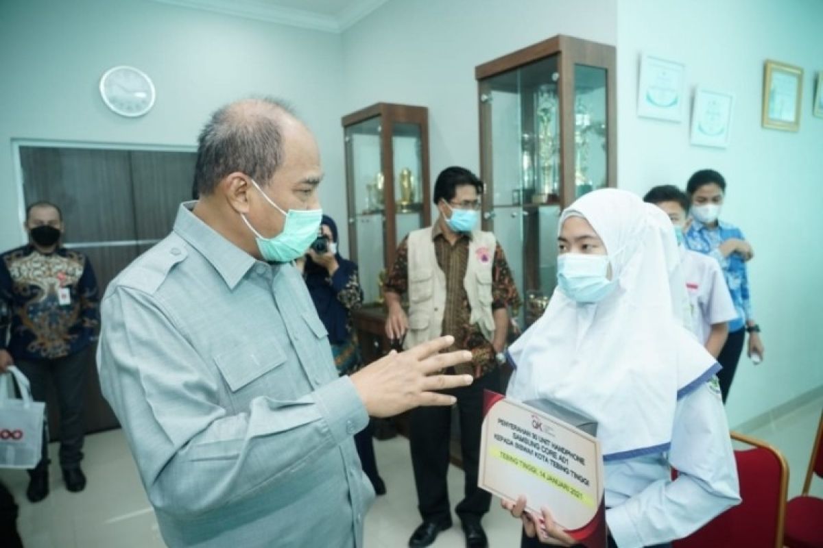 OJK serahkan 30 handphone kepada pelajar di Tebing Tinggi