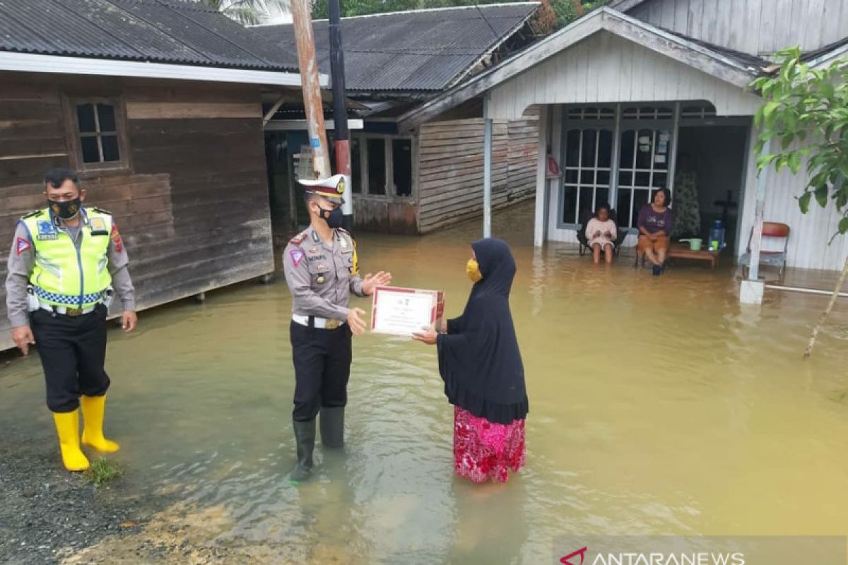 Polres Tanah Laut bagikan bantuan sembako untuk korban banjir