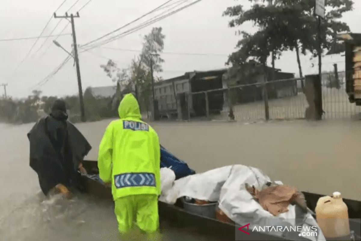 Polantas Tala bantu evakuasi warga dari bencana banjir