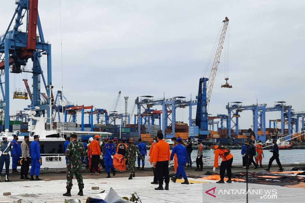 Tim SAR gabungan angkut 3 kantong bagian tubuh korban pesawat Sriwijaya SJ182