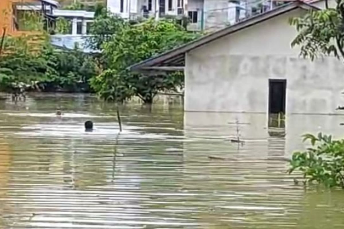 Di Entikong perbatasan RI-Malaysia, banjir rendam puluhan rumah warga