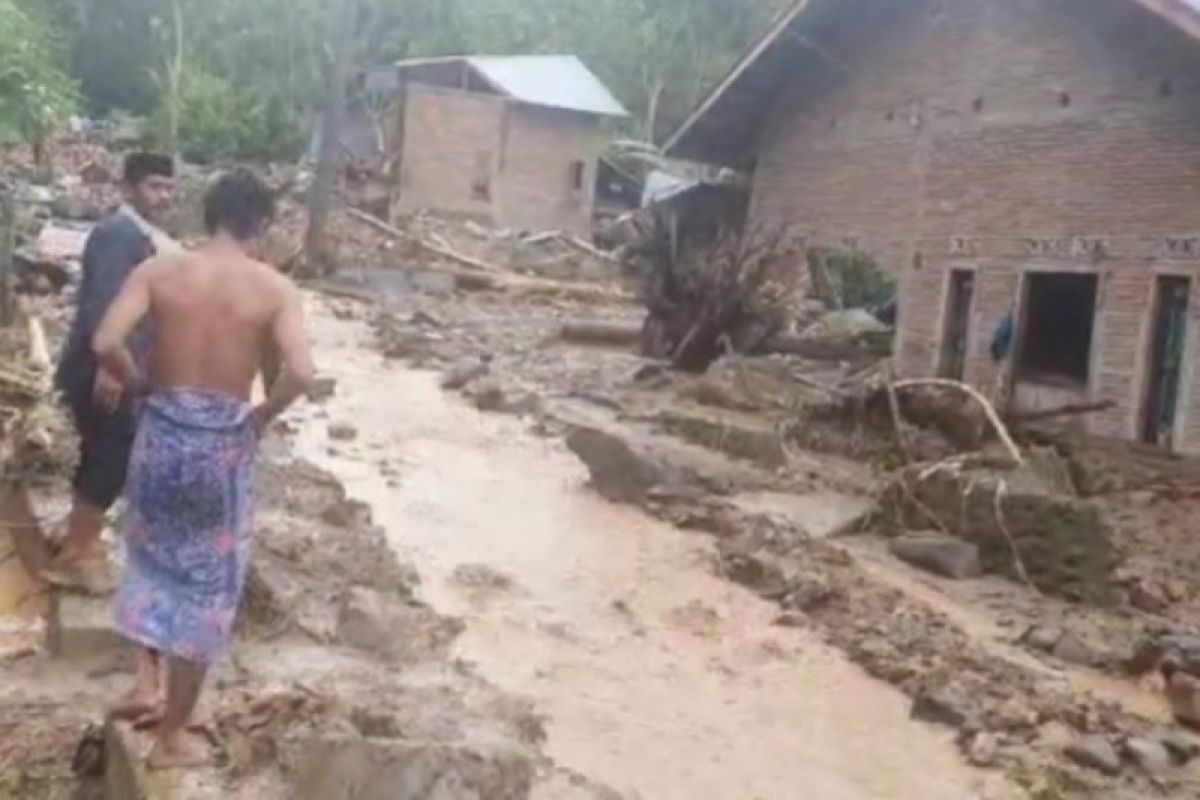 Longsor terjang daerah di Polewali Mandar, lima rumah rusak