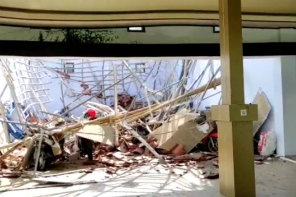 Kantor Gubernur Sulbar roboh akibat gempa