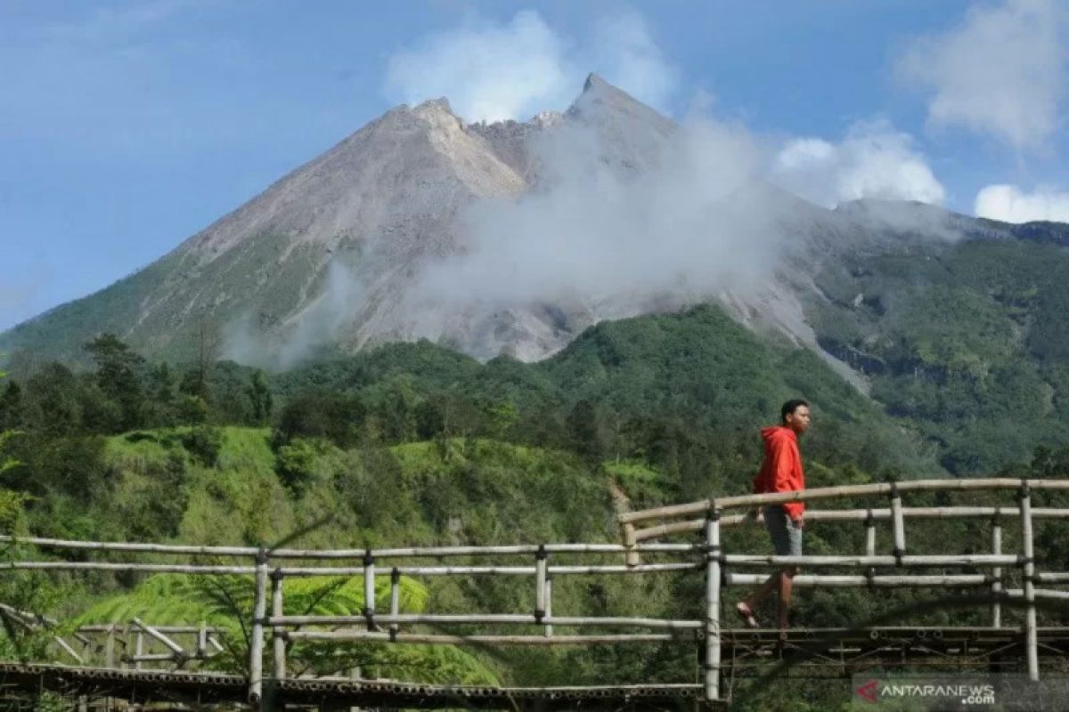 Gunung Merapi dua kali keluarkan guguran material sejauh 600 meter