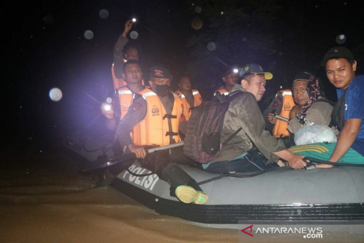 Tim SAR Brimob lakukan evakuasi korban banjir di Kalsel malam hari