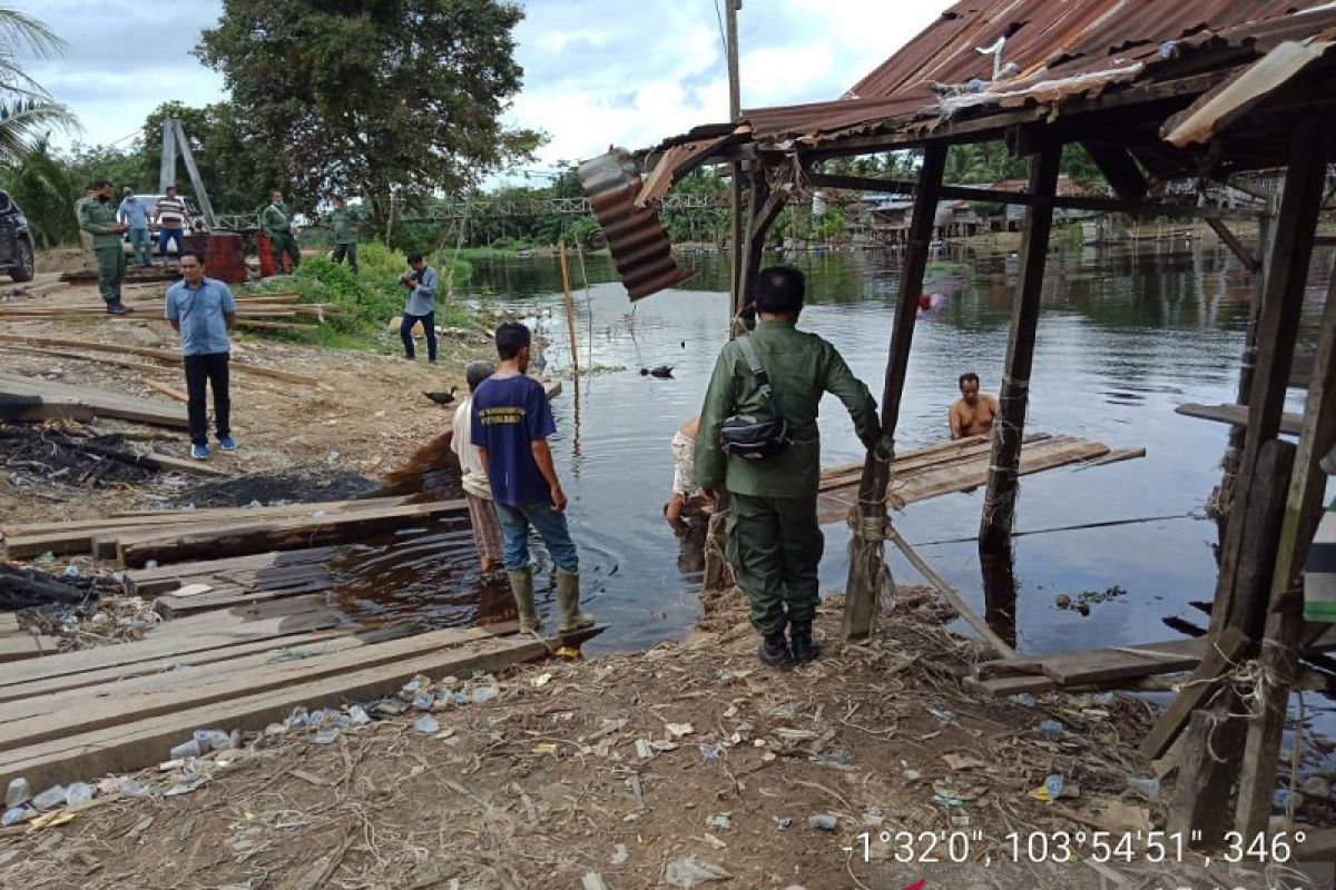Polhutan Jambi sita puluhan batang kayu ilegal di Sungai Batanghari