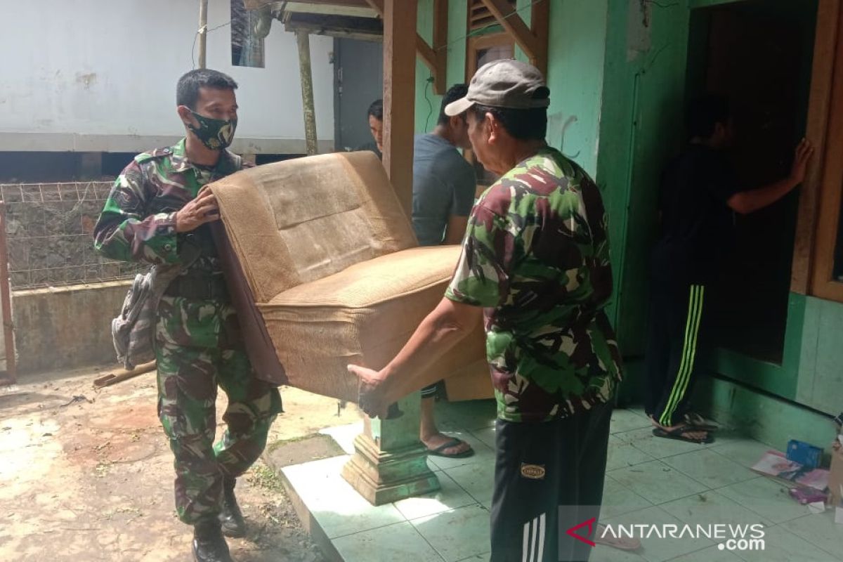 Puluhan warga Ciherang Sukabumi mengungsi dampak pergerakan tanah